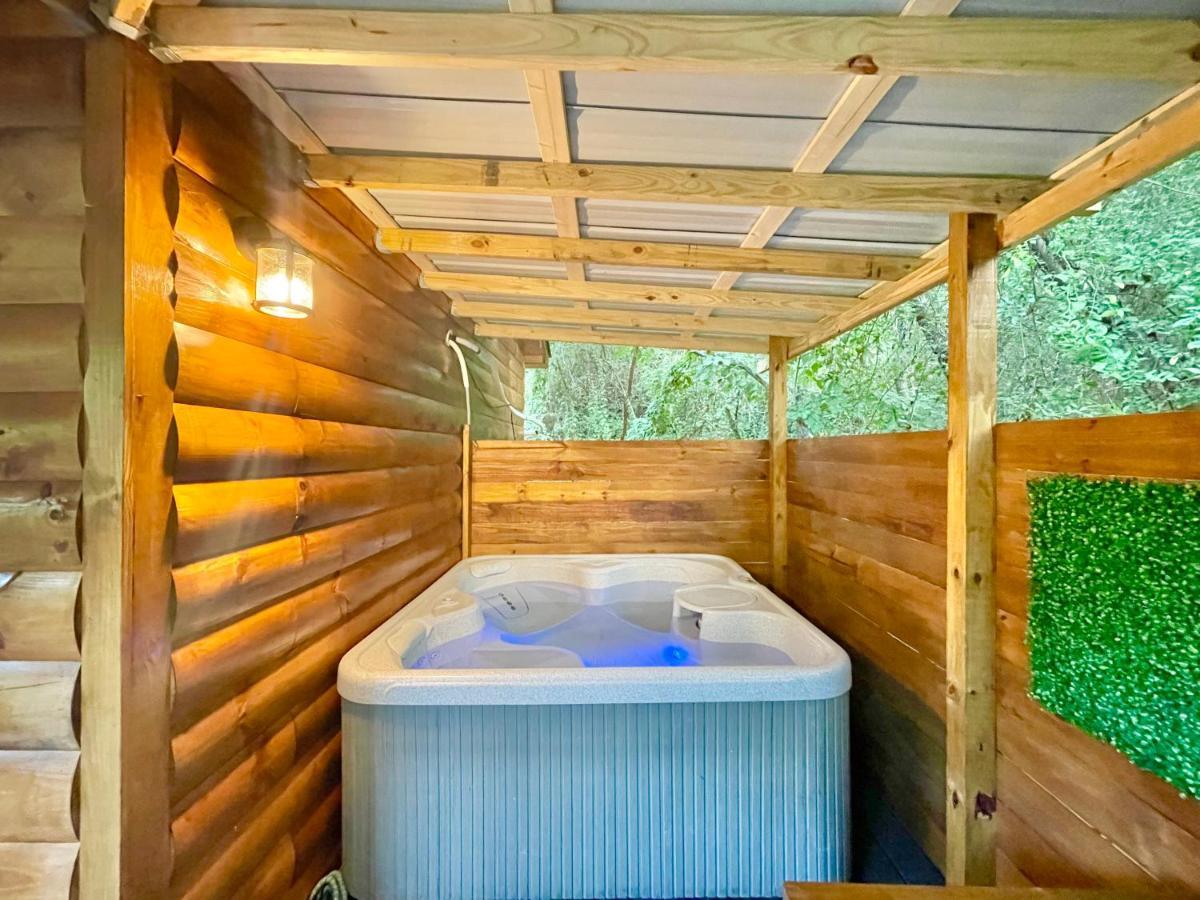 New Tiny Cabin Hot Tub Firepit Fenced Yard Sevierville Extérieur photo