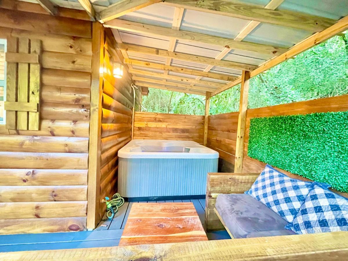 New Tiny Cabin Hot Tub Firepit Fenced Yard Sevierville Extérieur photo